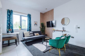 Free Parking, Sleeps 6, Spacious Home, Prime Salford Location